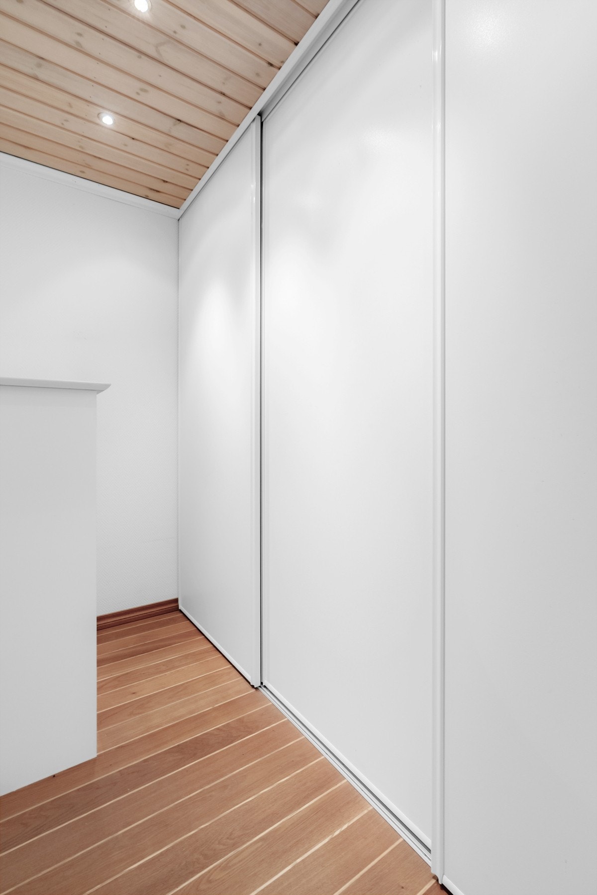 Bak badet har du et flott walk-in-closet med frostet glassdør Galleribilde