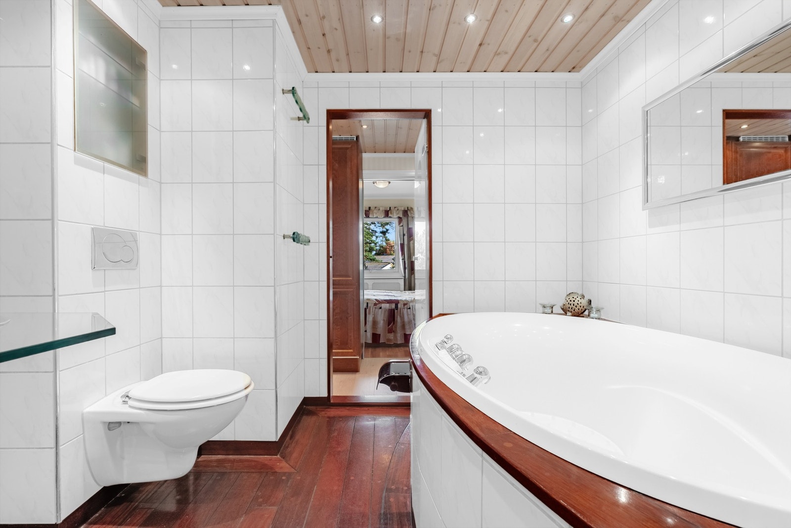 Stilig baderom med både baderomsdel og toalettromsdel. Galleribilde