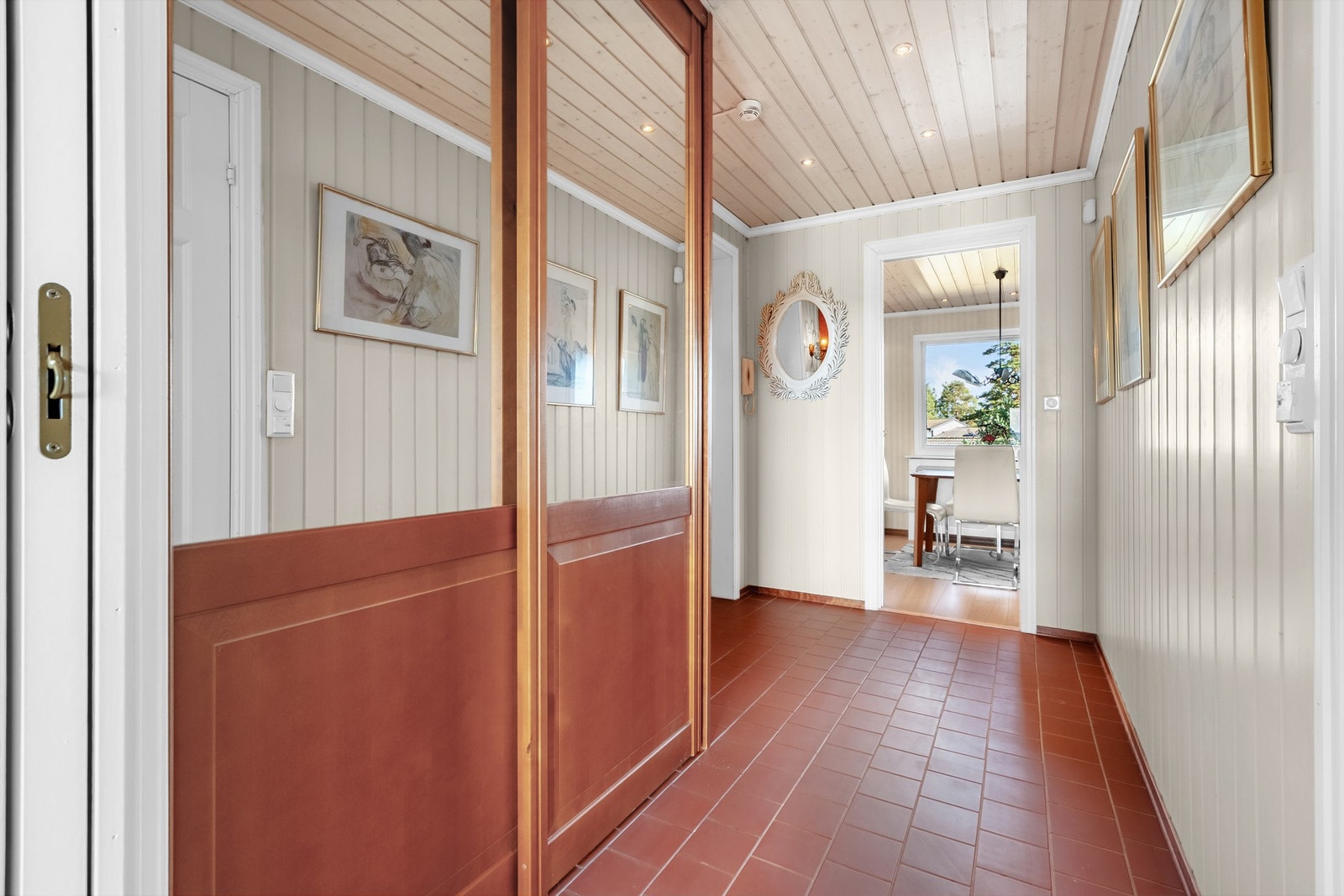 Fra entreen har du et flott adskilt kjøkken med stor spisestue. Galleribilde