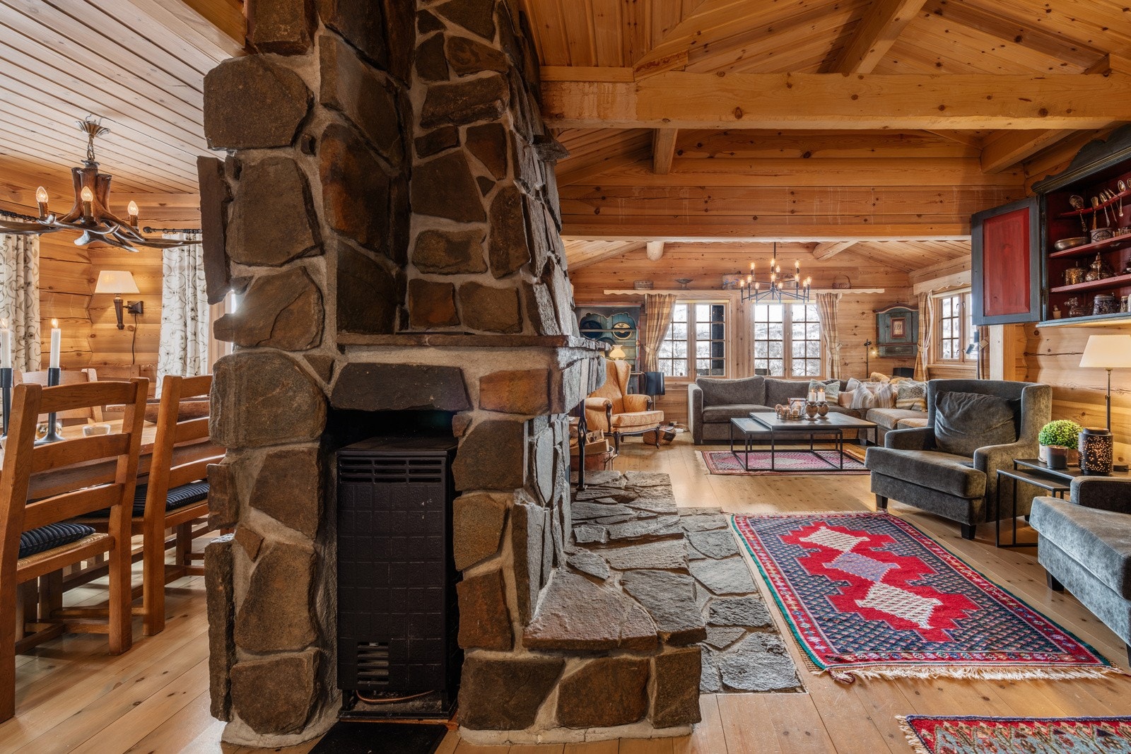 Etter en lang dag på ski, finner du ro og varme i denne sjarmerende hytten. Galleribilde