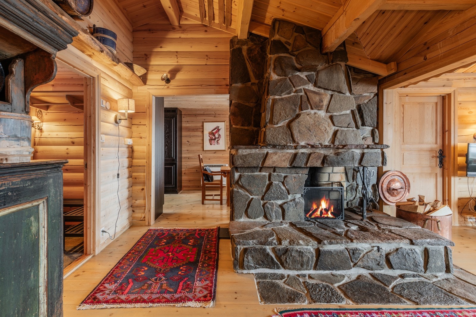 Kos deg med en god bok eller spill kveldsspill foran flammene Galleribilde