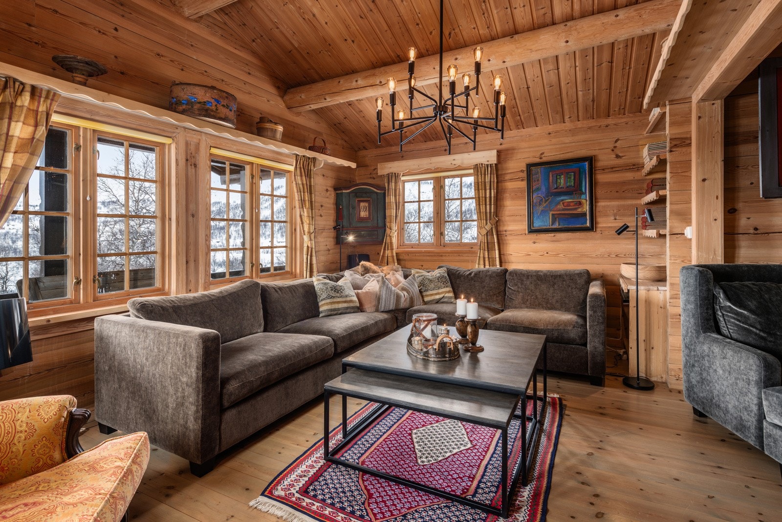 Dette er det perfekte stedet å lade opp, dele historier og kjenne på fjellroen. Galleribilde