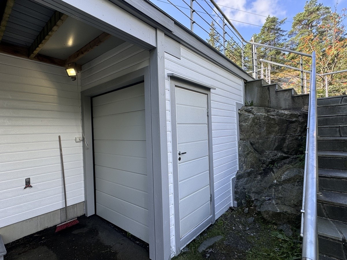 Mulighet for parkering av sykkel og redskaper inn under terrassen. Galleribilde