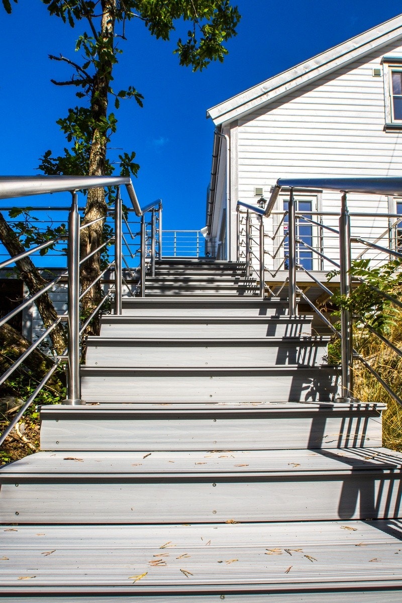 Egen trapp ned til sti til badeplass/brygge Galleribilde