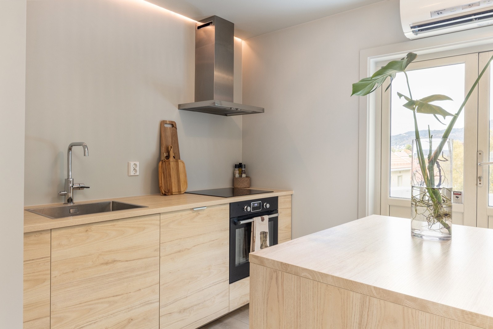 Delikat kjøkken god utstyrt med benkeplass, skuffer og skap. Galleribilde