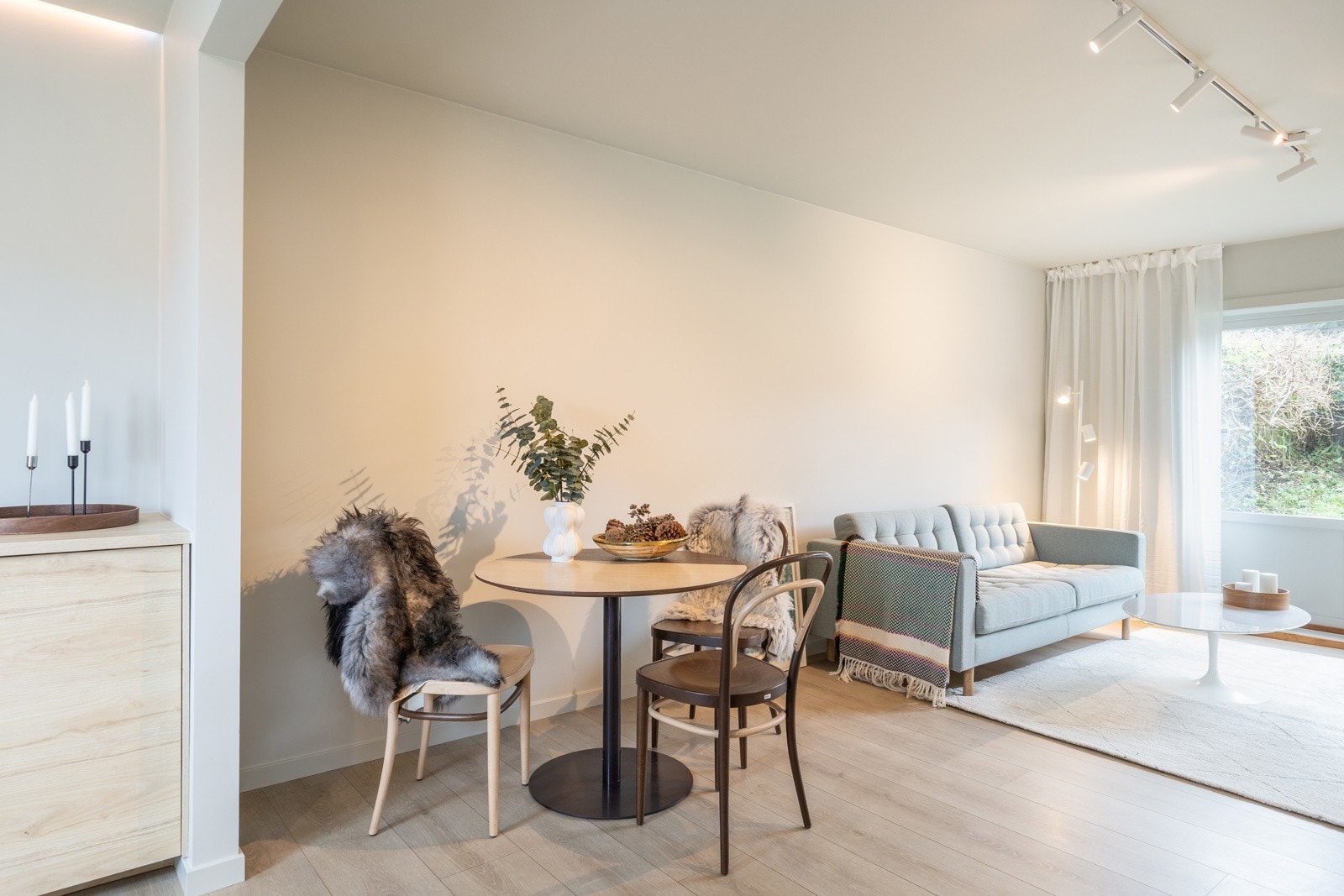 Det er også god plass til sittegruppe/spiseplass "mellom" stuen og kjøkkenet. Galleribilde