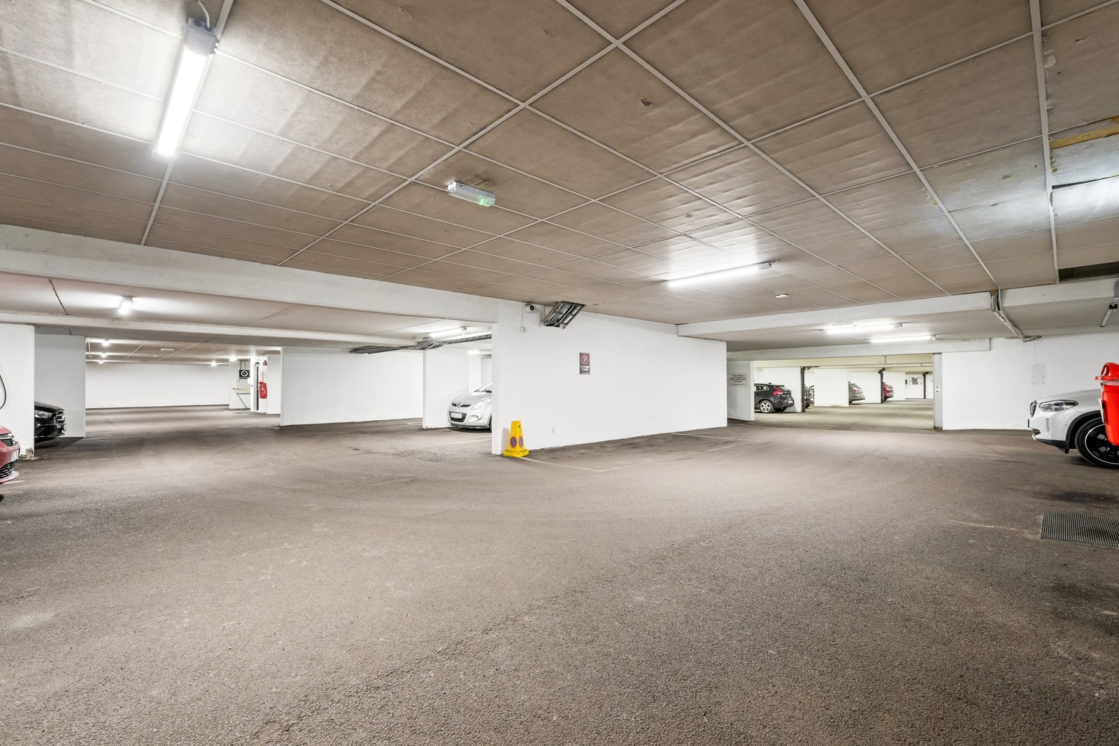 Det medfølger garasjeplass i lukket garasjeanlegg under blokken. Galleribilde