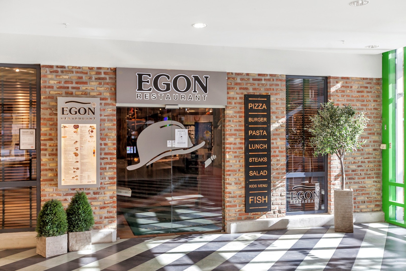 Godt utvalg av restauranter med mer i Lørenskog sentrum. Galleribilde
