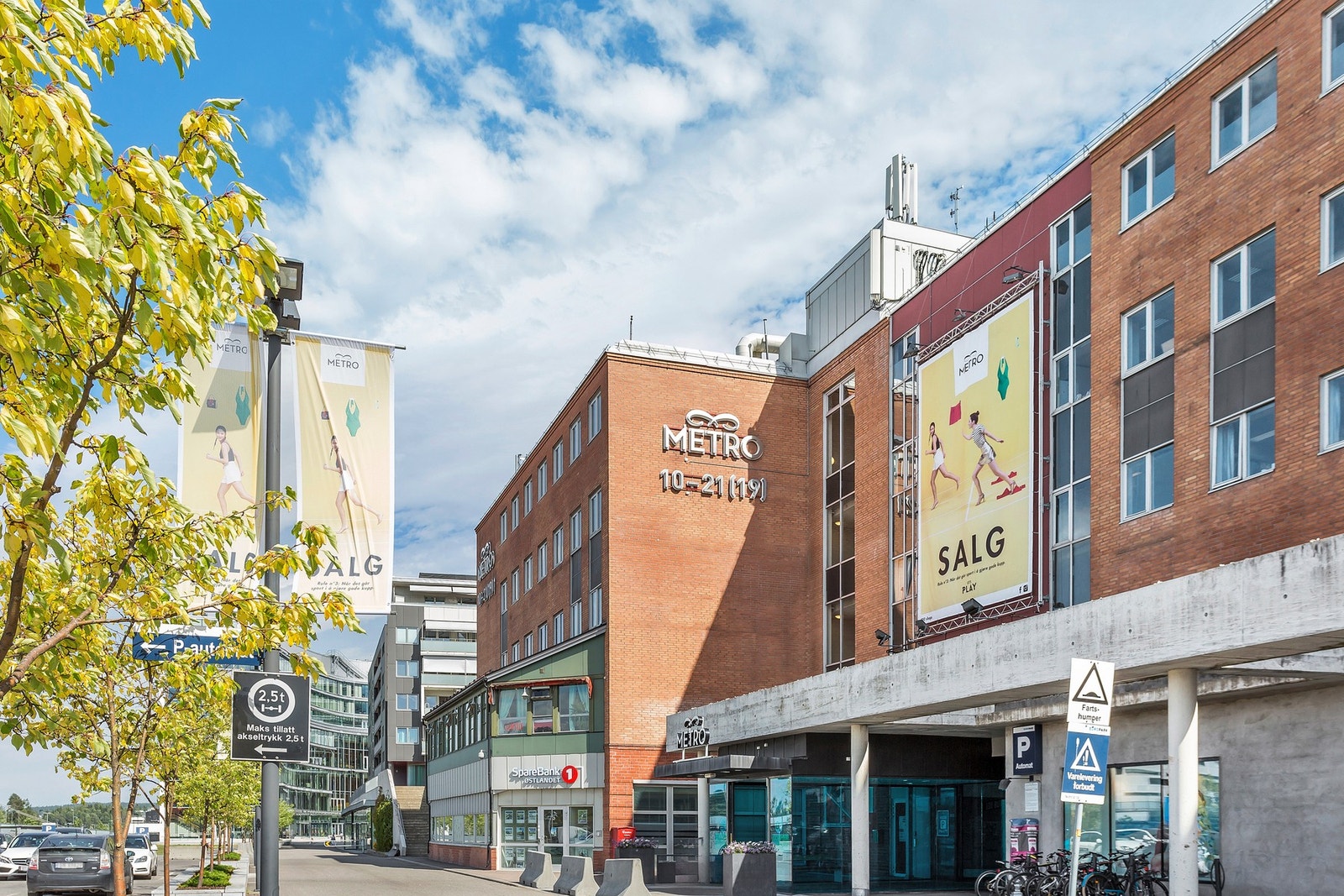 Ytterligere shopping og helsetilbud å Metro senter under 10 min gange fra boligen Galleribilde