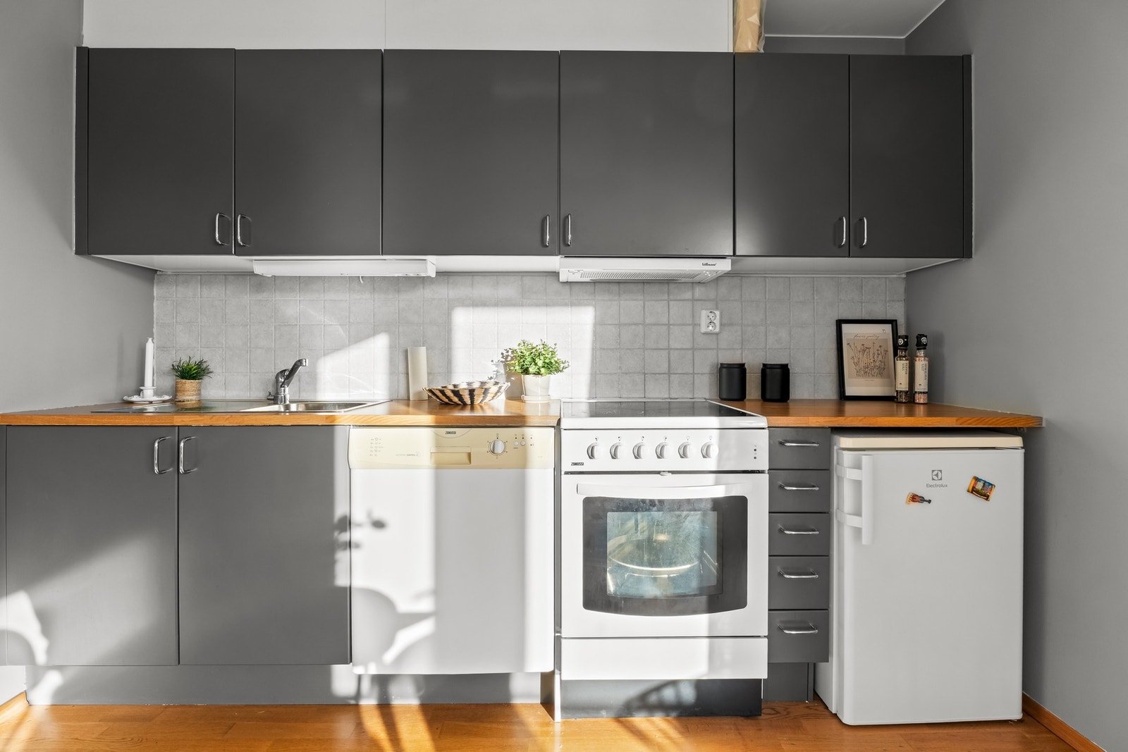 Kjøkkenet er utstyrt med komfyr med platetopp, opplegg for oppvaskmaskin og nisje for kjøl/fryseskap. Galleribilde