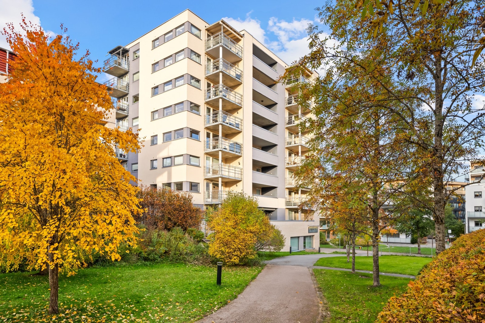 Bo godt og sentralt med flott bebyggelse og et moderne bysamfunn rundt deg Galleribilde