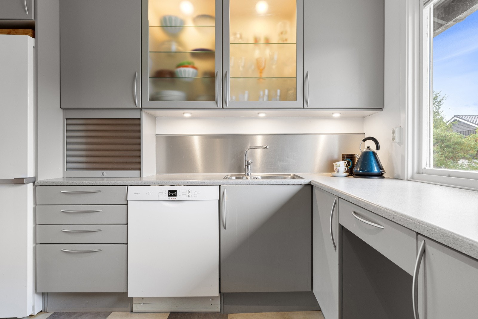 Innredningen har vært i bruk over tid, men fremstår som funksjonell og godt vedlikeholdt. Galleribilde