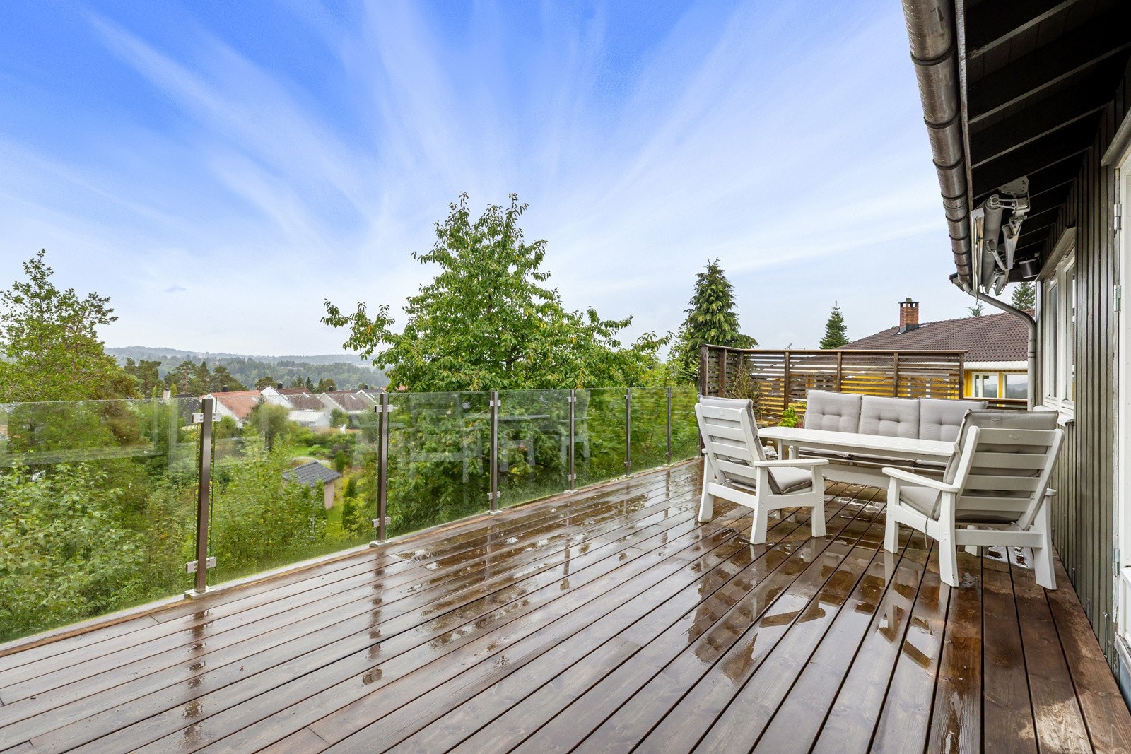 Terrassen ligger skjermet og har direkte utgang fra stuen. Galleribilde