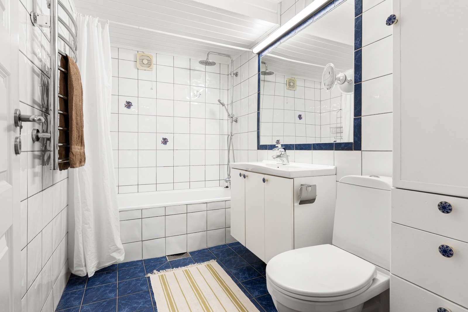 Baderom. Flislagt gulv med gulvvarme og flislagte vegger Galleribilde