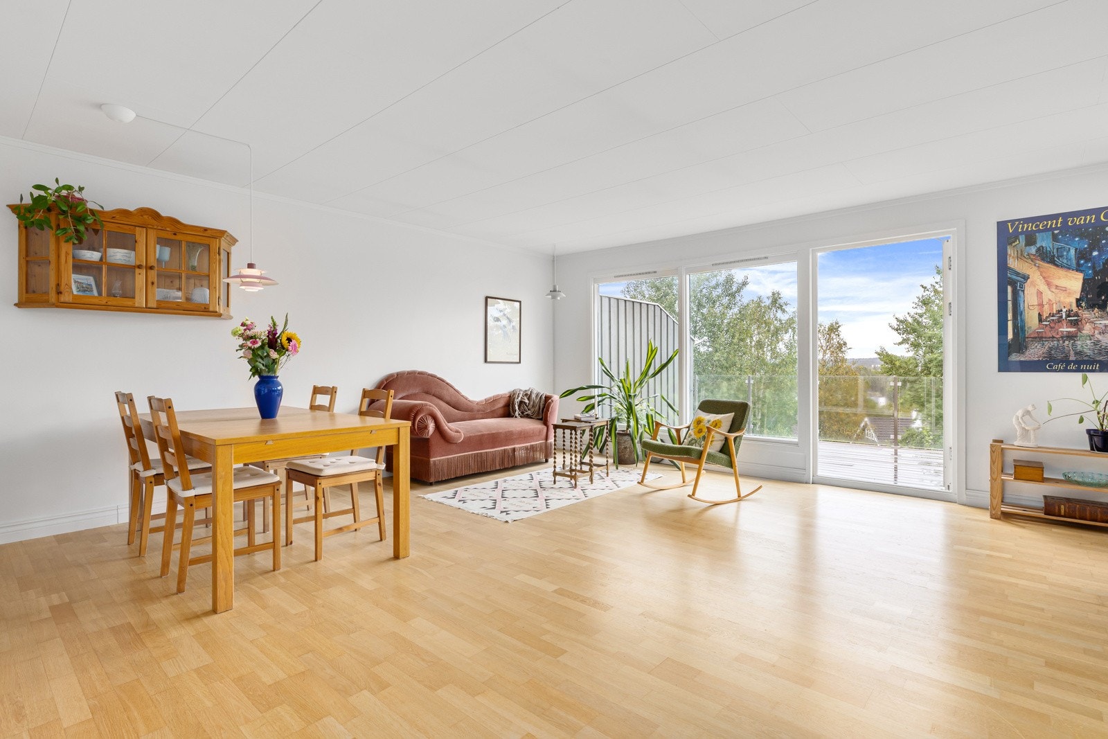 Store vindusflater gir godt med dagslys og utsyn mot hagen. Utgang til romslig veranda. Galleribilde