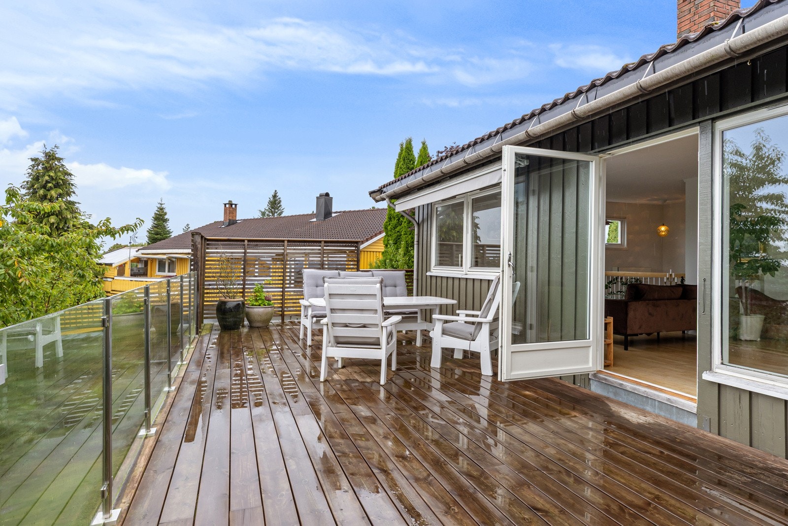 Uteplassen vender mot hagen og har god plass til utemøbler. Galleribilde