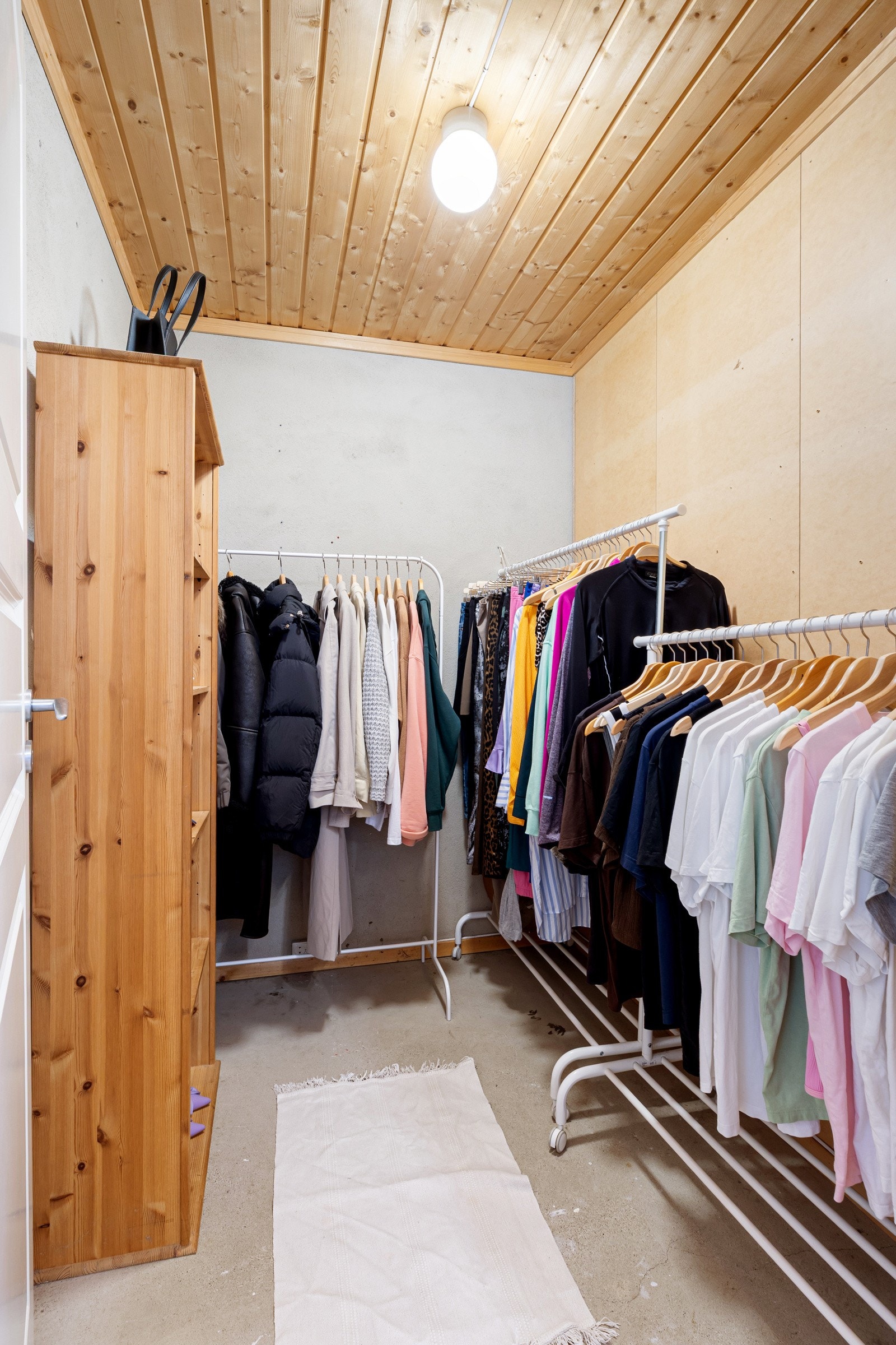 Romslig bod. Galleribilde