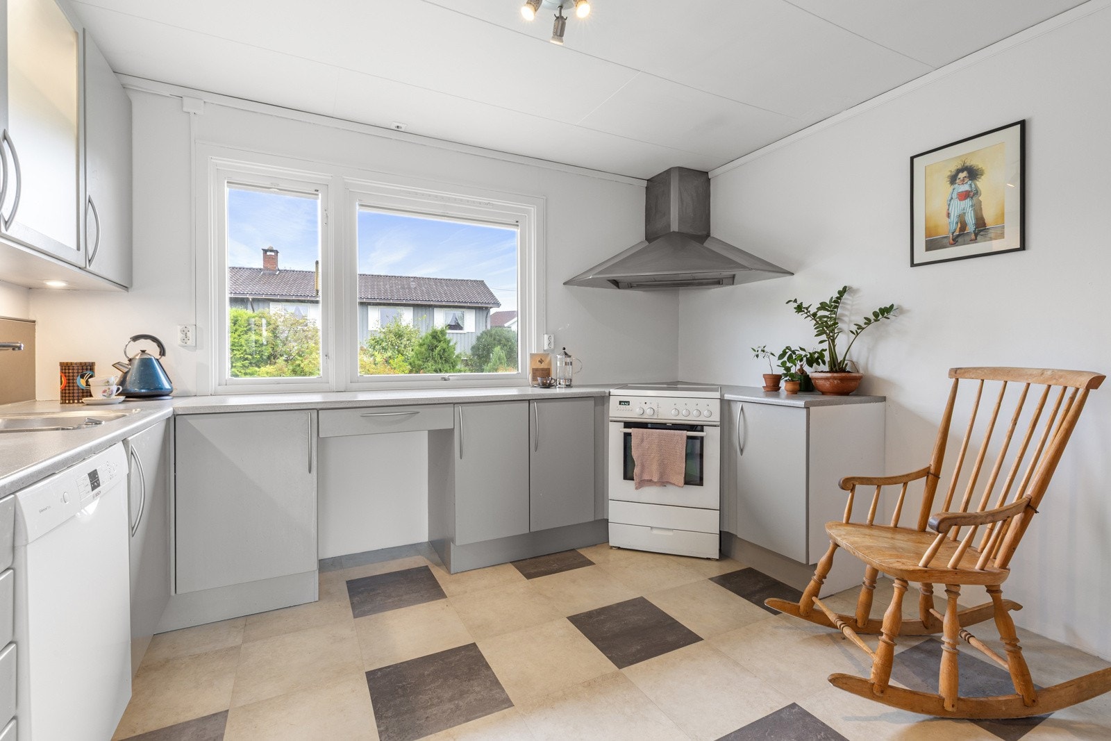 Kjøkkenet har rom for liten spiseplass. Galleribilde