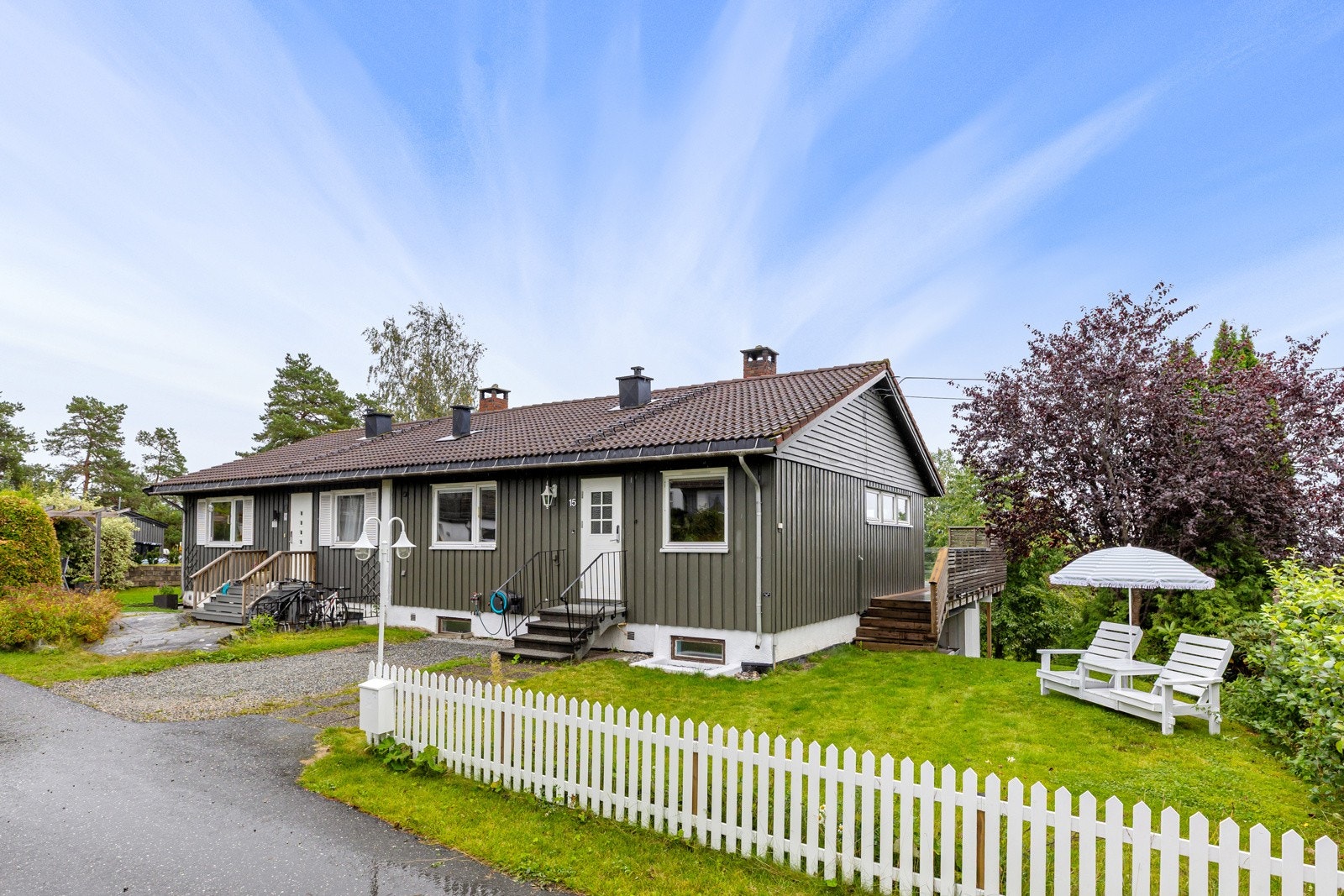 Velkommen til Østagløttveien 15! Halvpart av vertikaldelt tomannsbolig i solrike og barnevennlige omgivelser. Blindvei Galleribilde