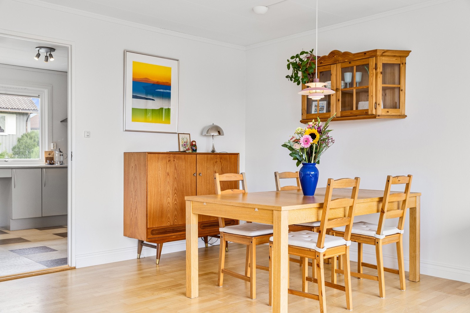 Stuen har god romfølelse og enkel adkomst videre til spisestue og kjøkken. Galleribilde