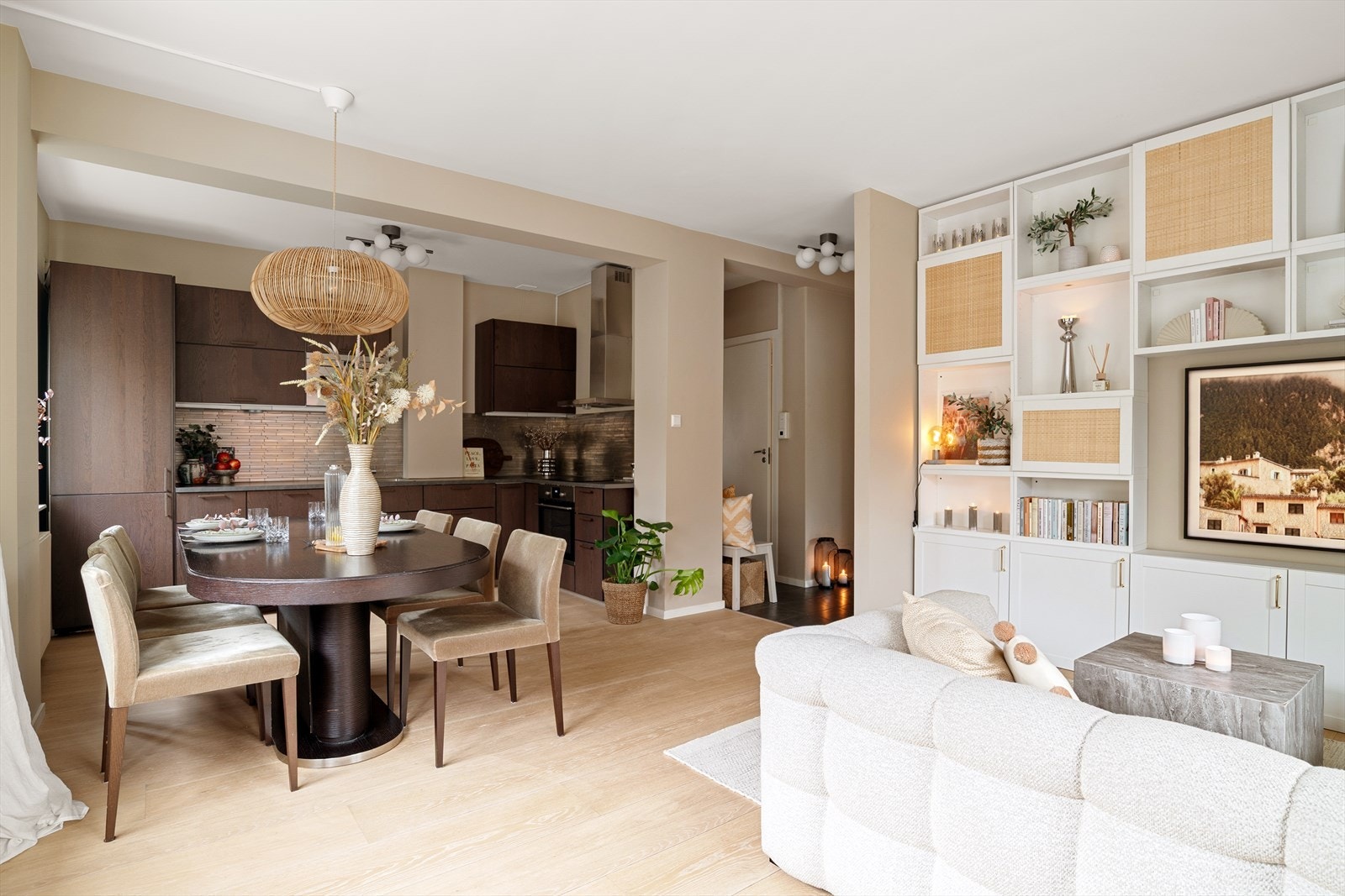 Stor og romslig stue med åpen kjøkkenløsning. Galleribilde