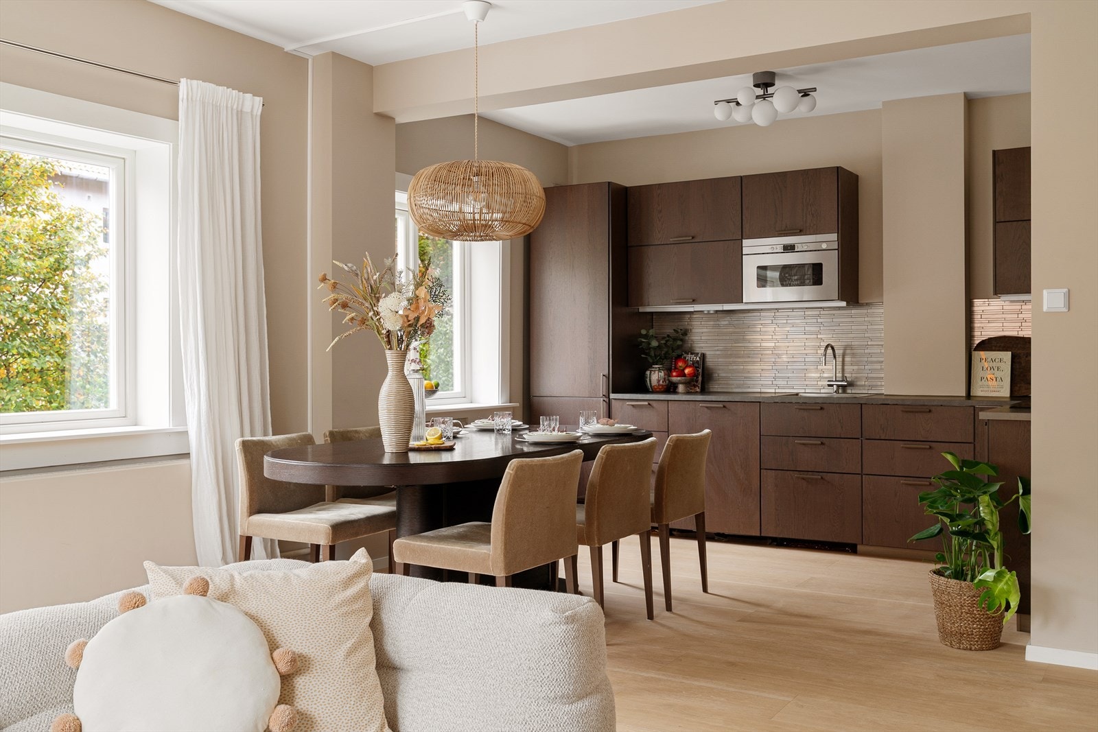 God plass til spisebord og sosiale sammenkomster i leiligheten. Galleribilde