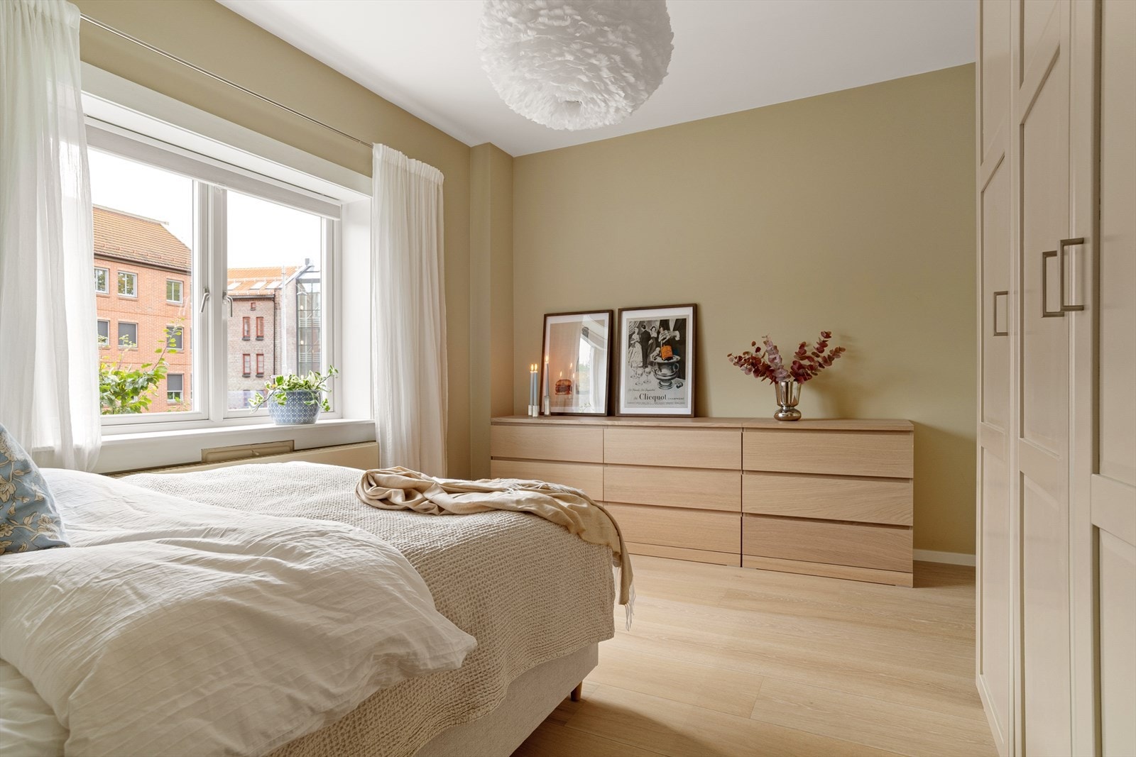 Alle vinduene ble skiftet av aksjelaget i 2017. De dype vinduskarmene finner du i hele leiligheten. Galleribilde