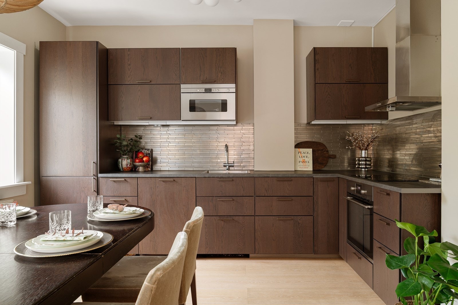 Kjøkkeninnredning fra 2015 med slette fronter oppgradert i 2023. Galleribilde