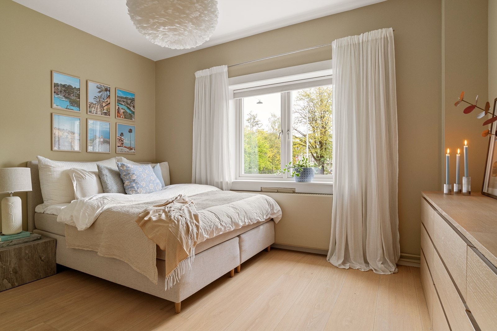 Romslig og delikat soverom. Galleribilde