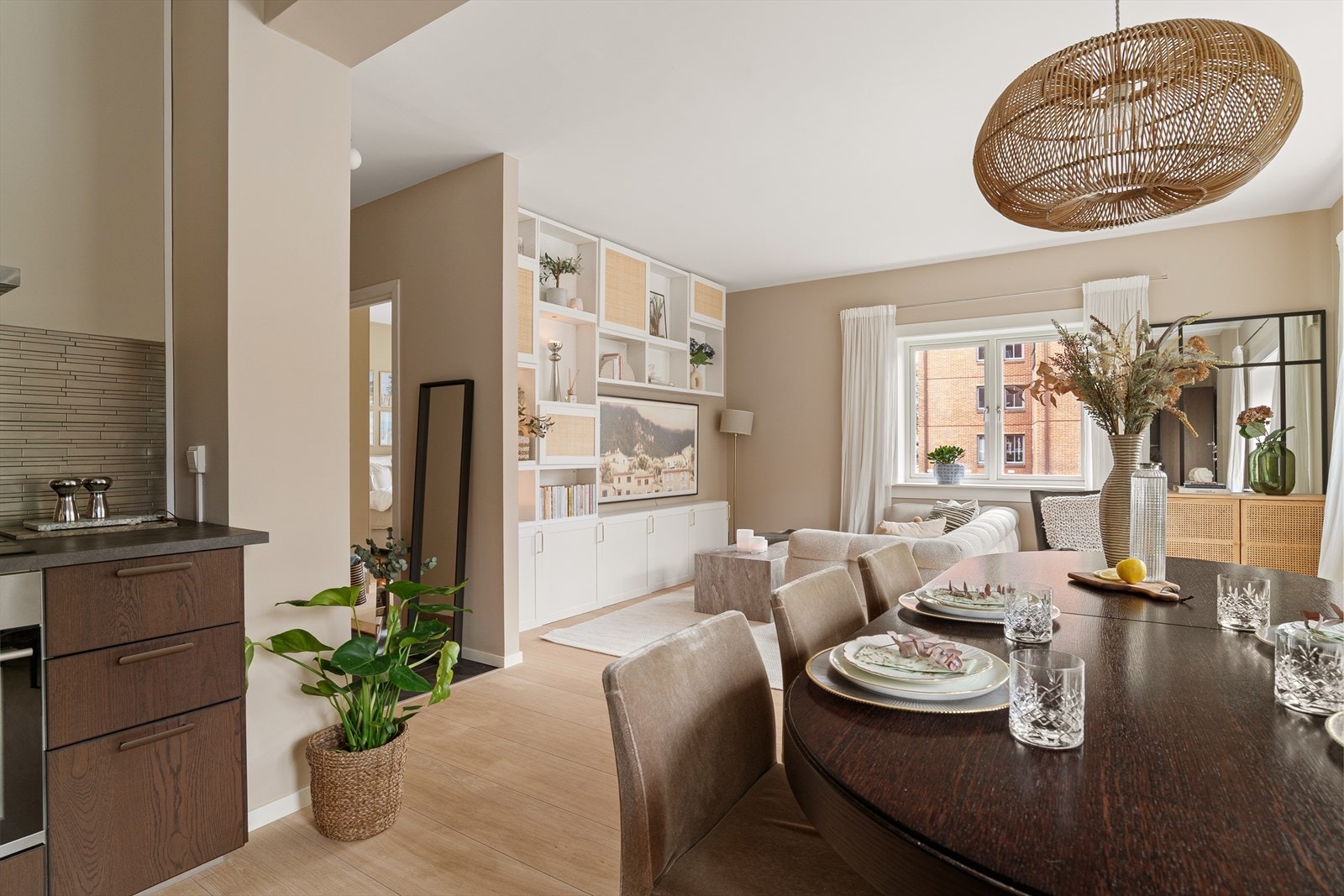 Internett, fyring og varmtvann er inkludert i fellesutgiftene. Hyllene/bokreolene i stuen vil medfølge boligen. Galleribilde