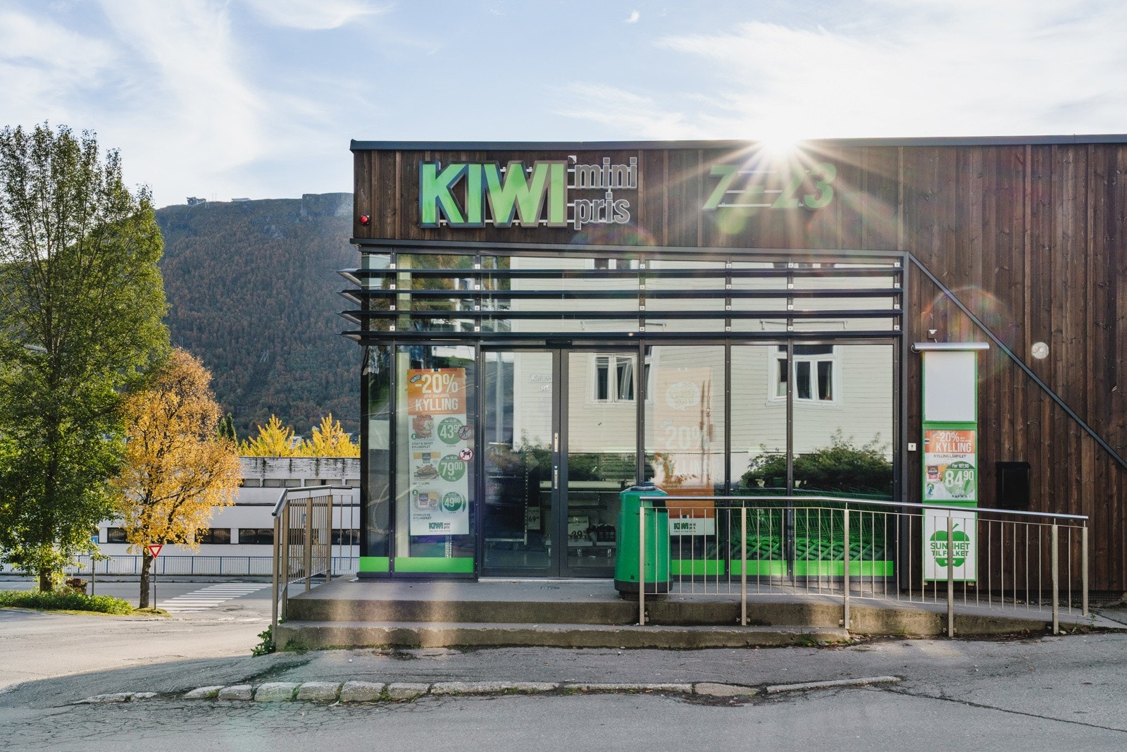 Fra ingangsdøren er det ca 30 sekunders gange til nærbutikken Kiwi.