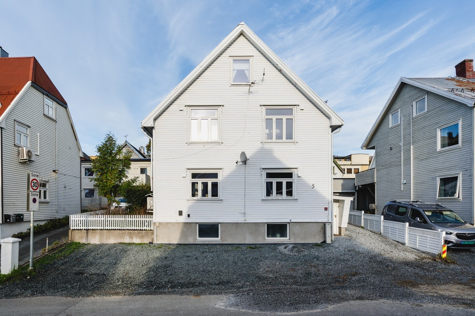 Forsiden av huset. Parkeringen har plass til 4 biler.