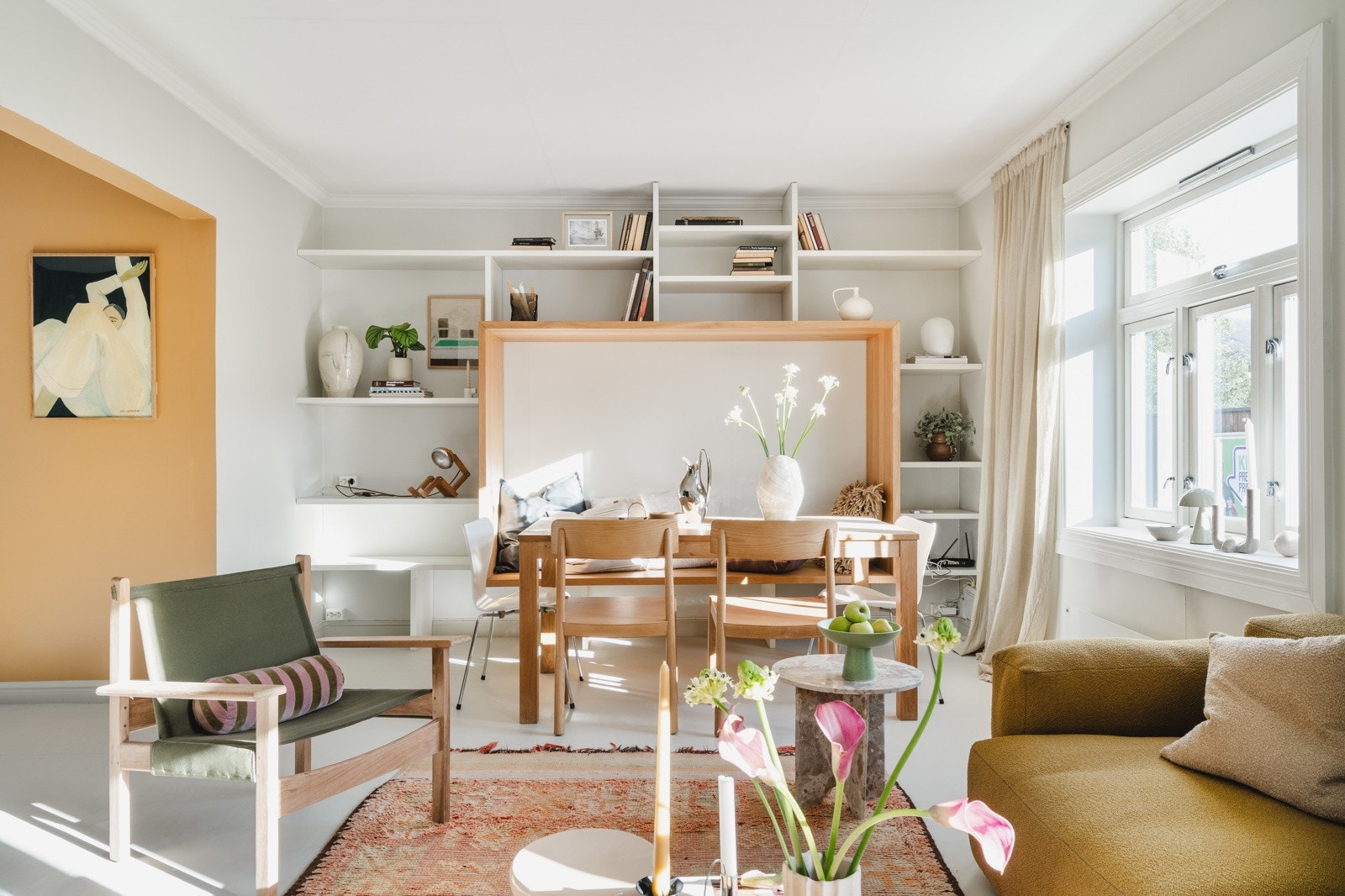 Plassbyggd vegghylle med dyp sittebenk i eik. Her er det plass til 3-4 personer.