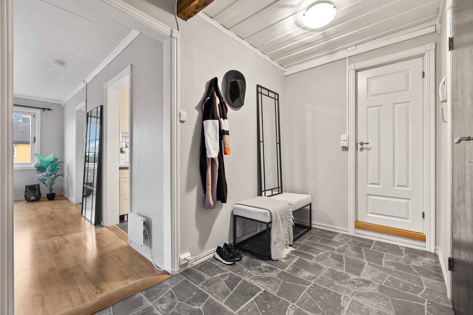 Entré med god plass til å legge fra seg yttertøy Galleribilde