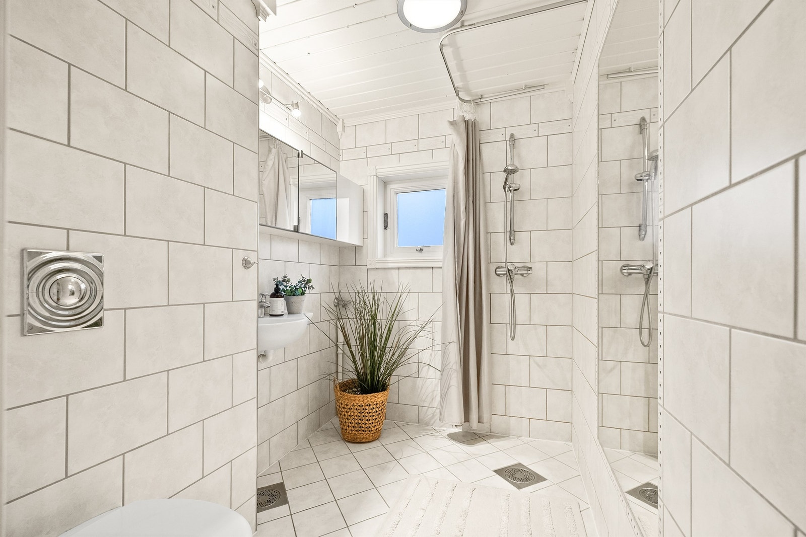 Fliselagt gulv med varme, dusjhjørne med forheng samt opplegg for vaskemaskin Galleribilde