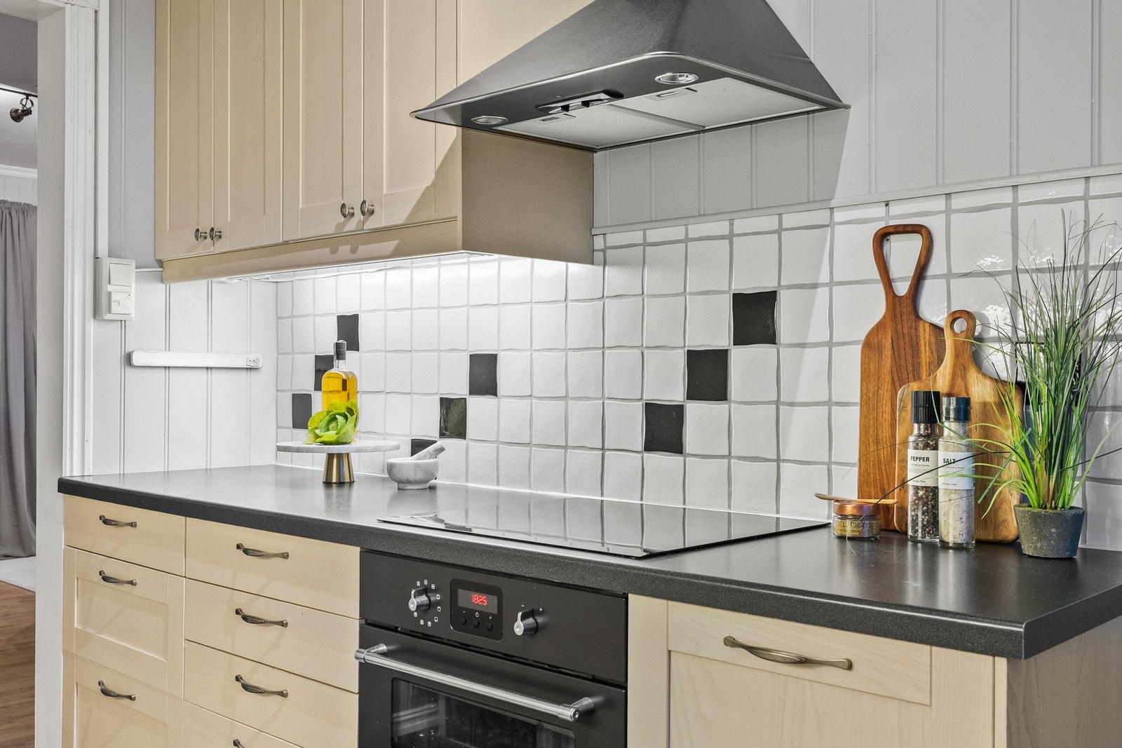 Kjøkkenet har integrerte hvitevarer som stekeovn, platetopp, oppvaskmaskin og kjøleskap med fryser. Galleribilde