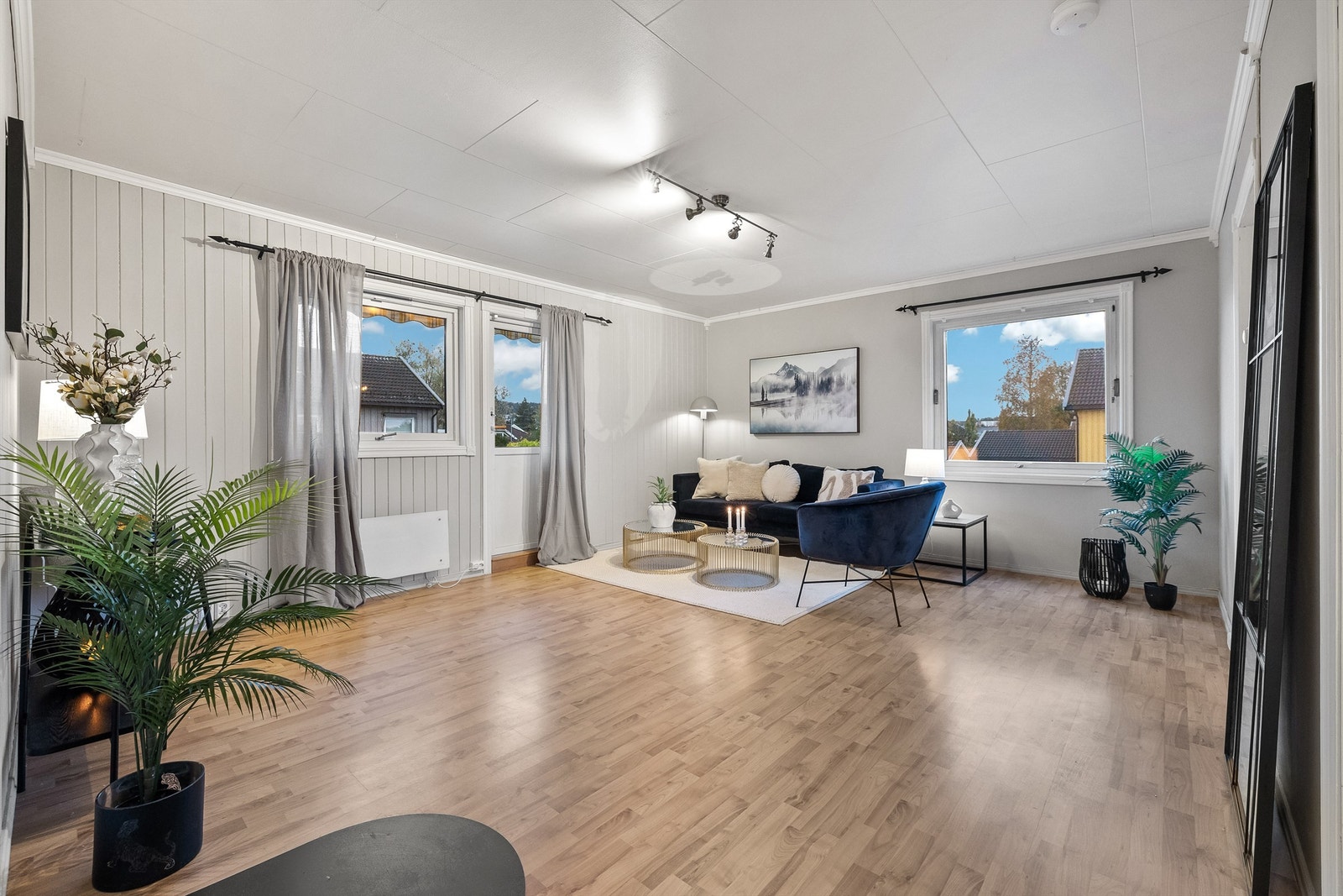 Fra stuen er det utgang til en sør-vestvendt balkong på ca 9 kvm Galleribilde