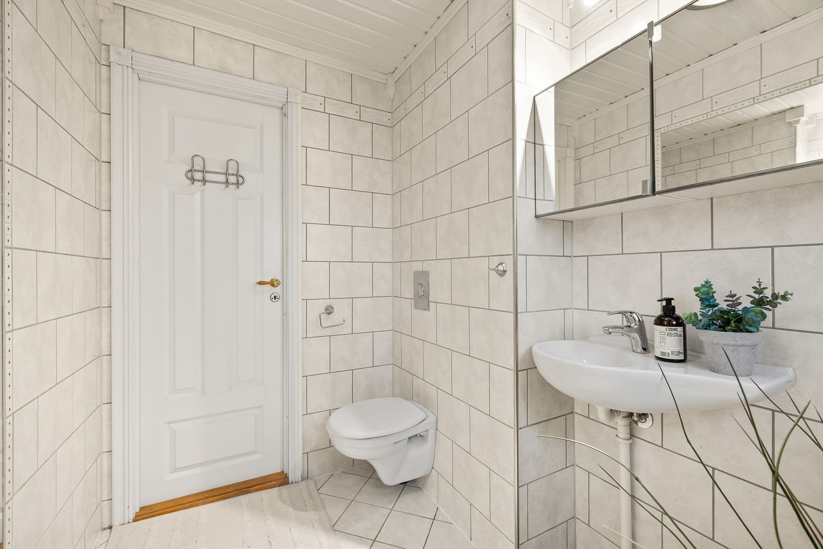 Vegghengt toalett og servant med speilskap Galleribilde