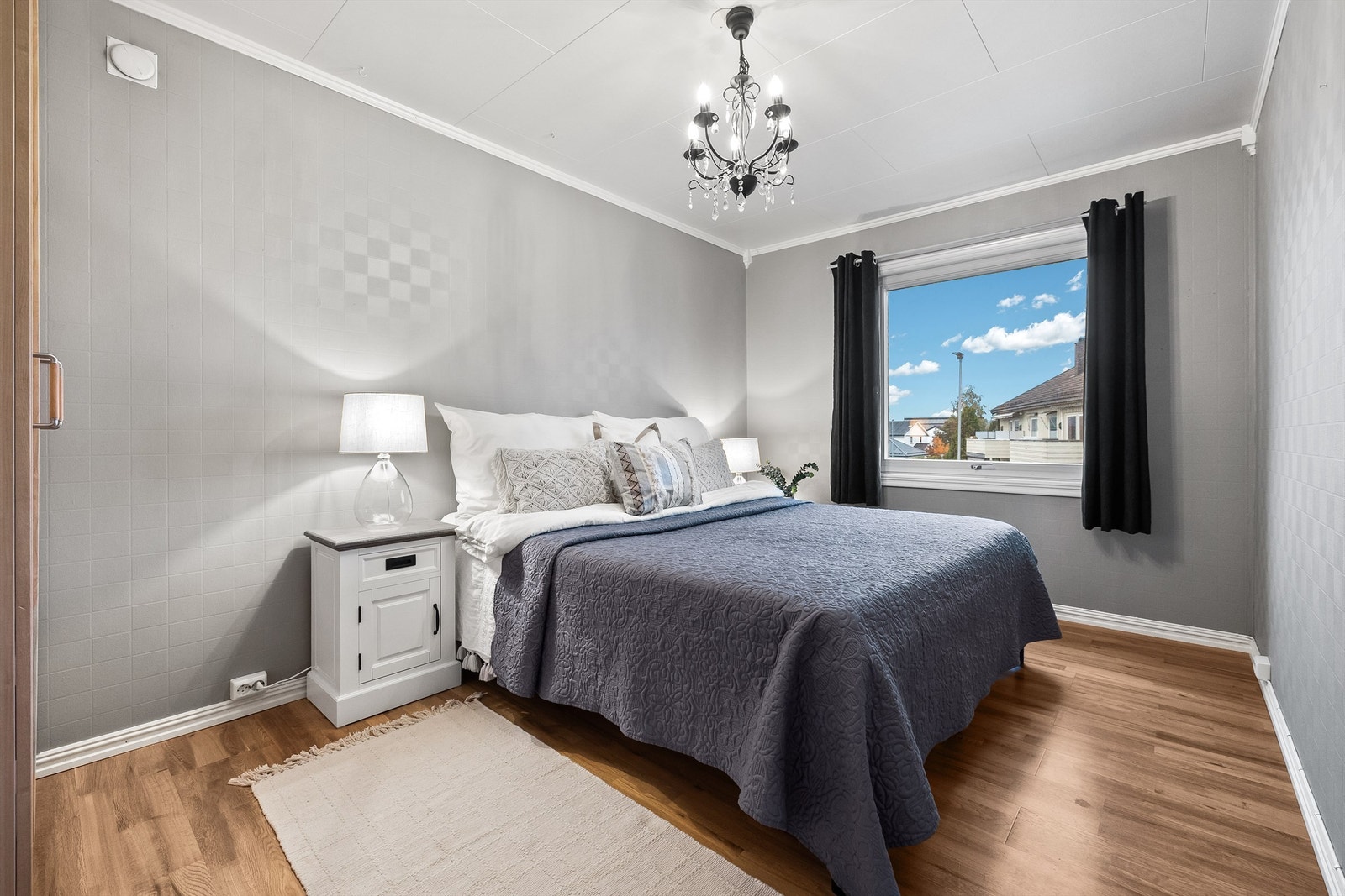 Hovedsoverom med god plass til dobbeltseng og garderobeskap Galleribilde