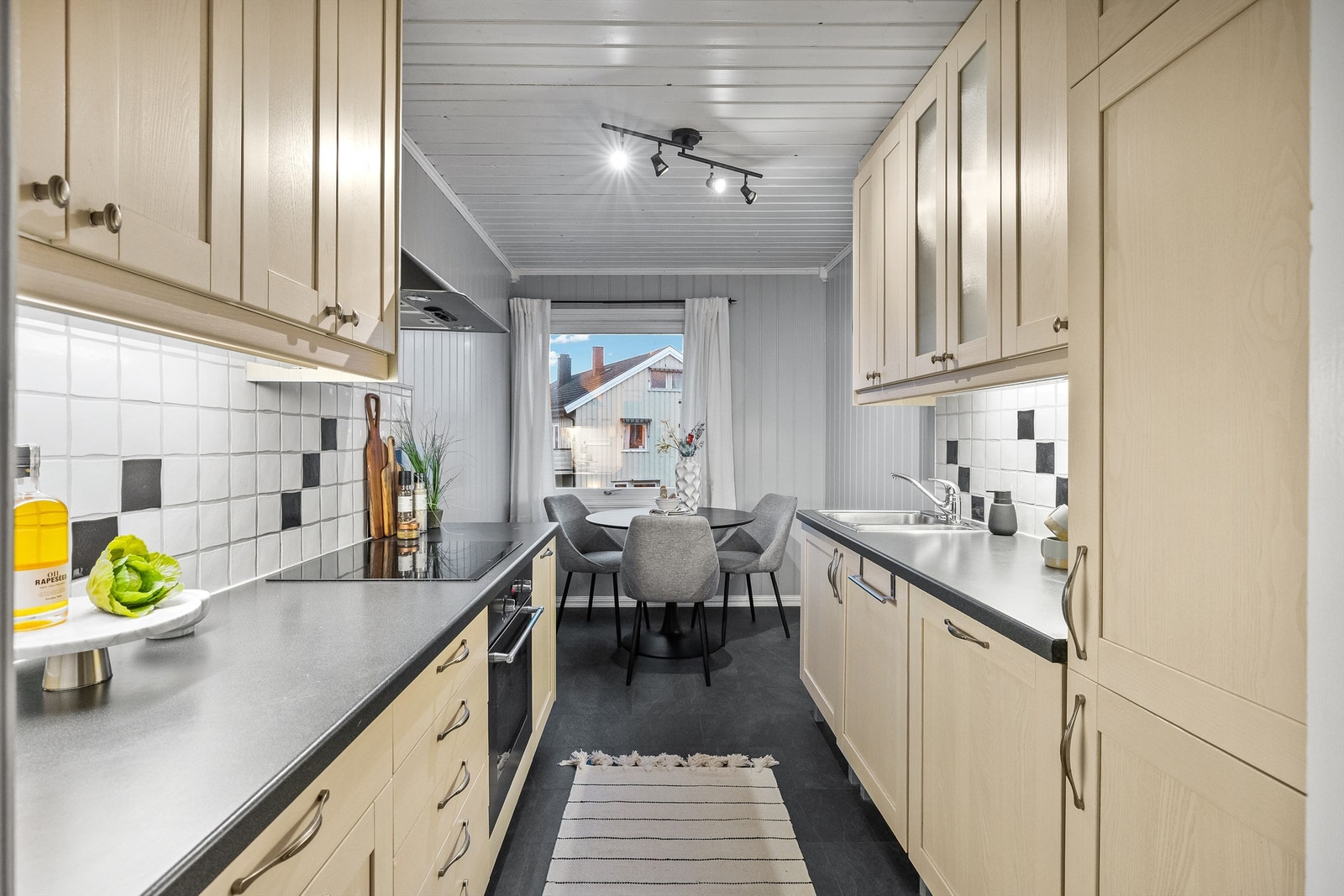 Lyst og innbydende kjøkken med profilerte fronter og laminat benkeplate. Galleribilde