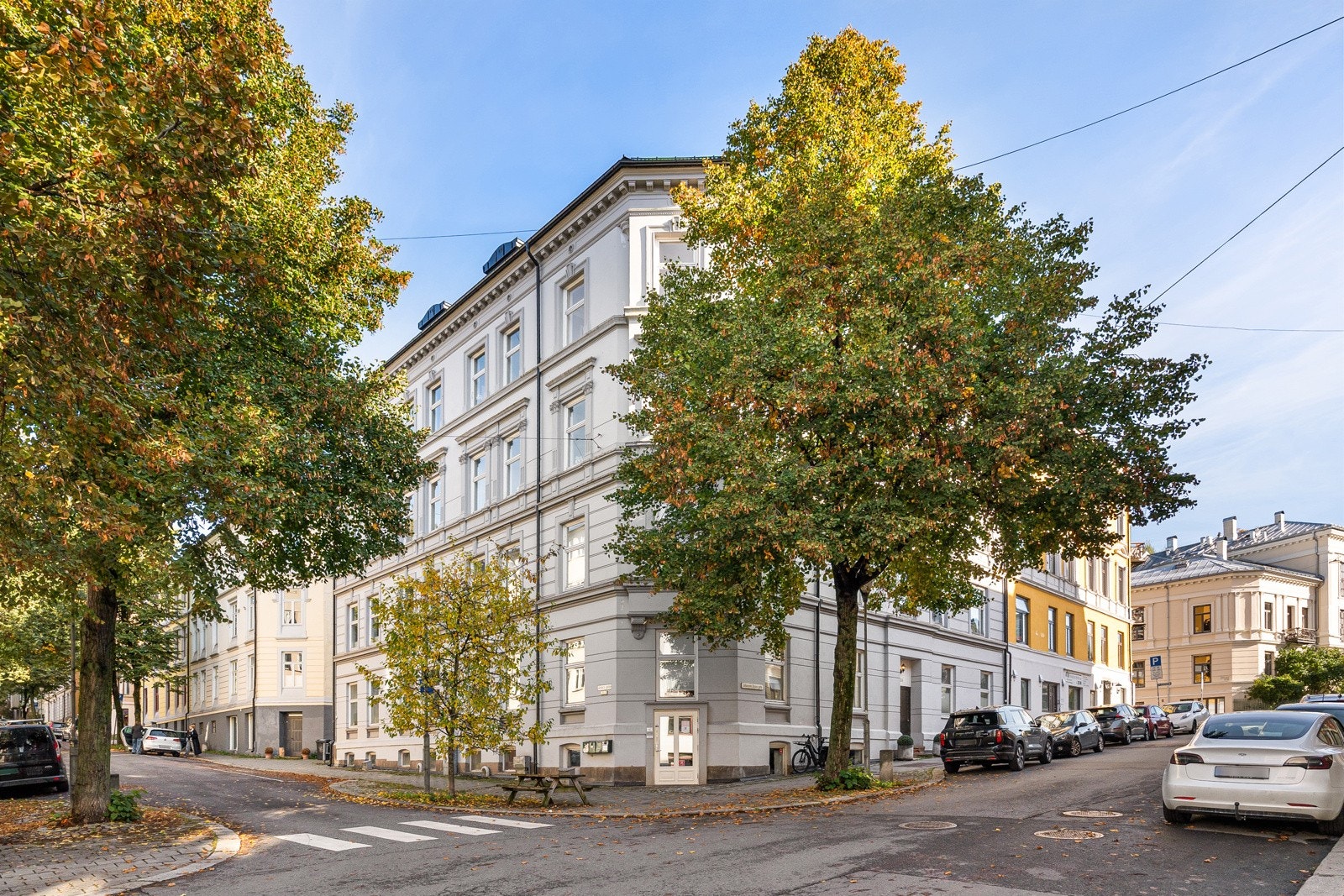 Leiligheten har en svært rolig og sentral beliggenhet på Bolteløkka med kort vei til alt av butikker, kafeer og offentlig komm. Galleribilde