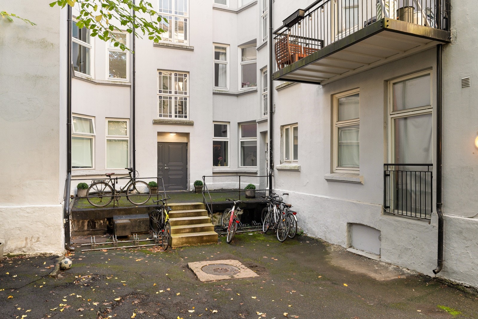Pent opparbeidet bakgård. Galleribilde
