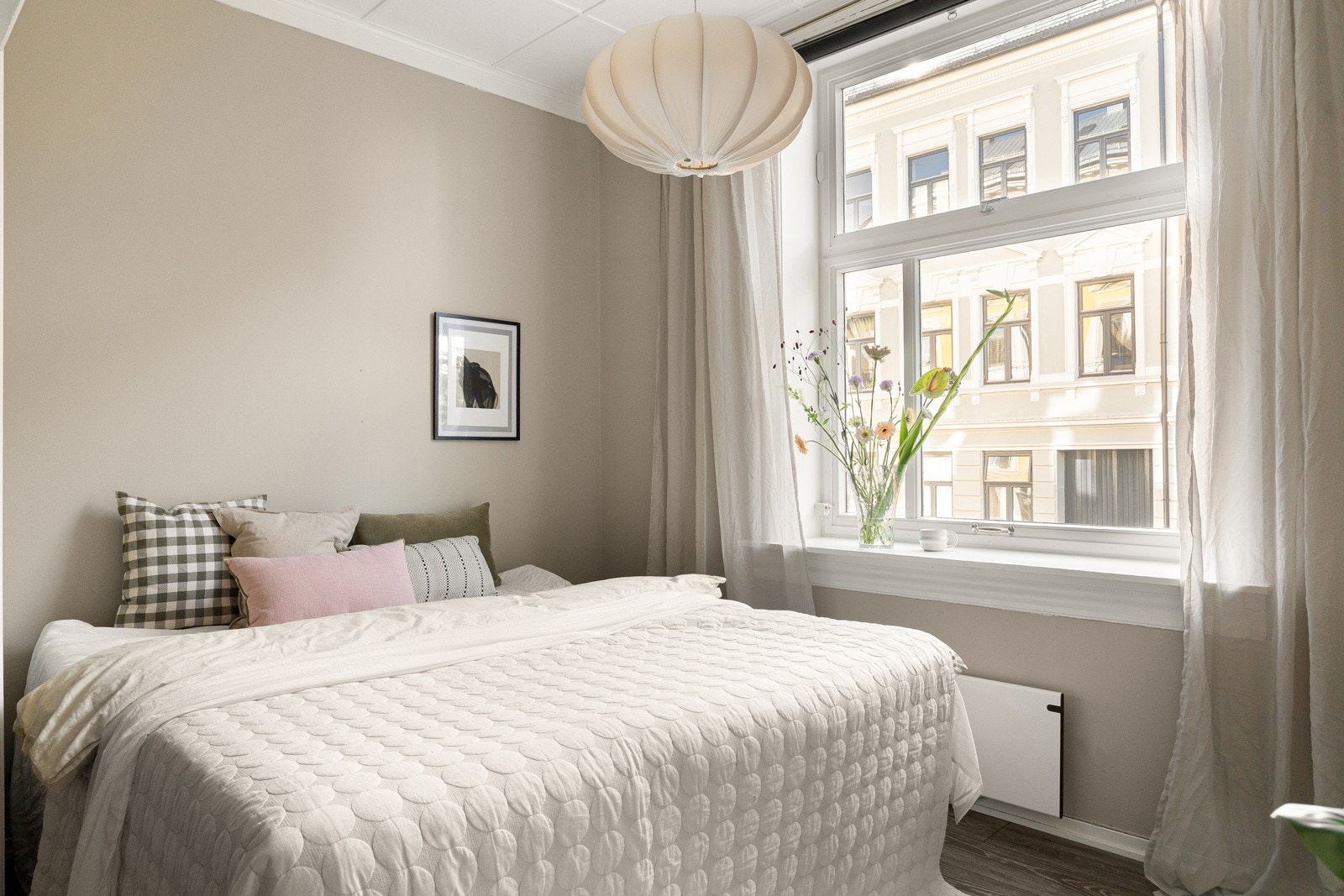 Stort vindu gir godt med naturlig lys. Galleribilde