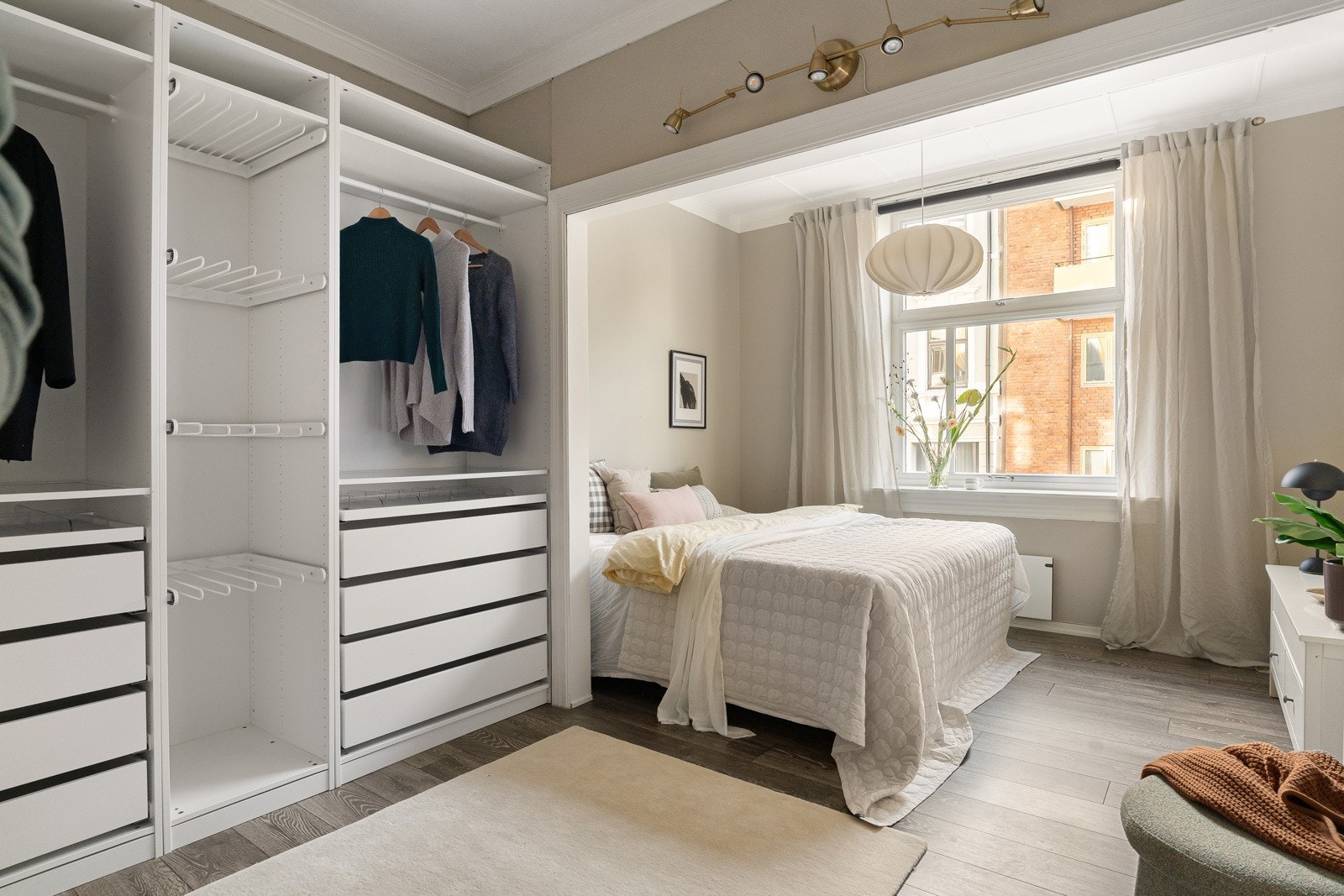 Stort soverom med god plass til dobbeltseng, kommode og romslig garderobeinnredning. Galleribilde