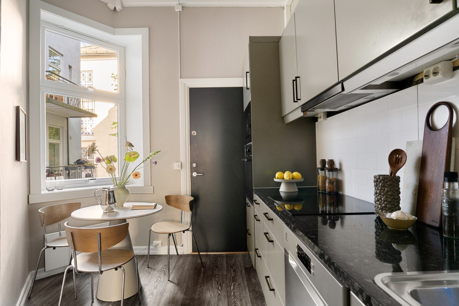 ørk benkeplate med nedfelt stålkum fra Intra med avstengning for vann integrert samt ett -greps armatur i krom. Galleribilde