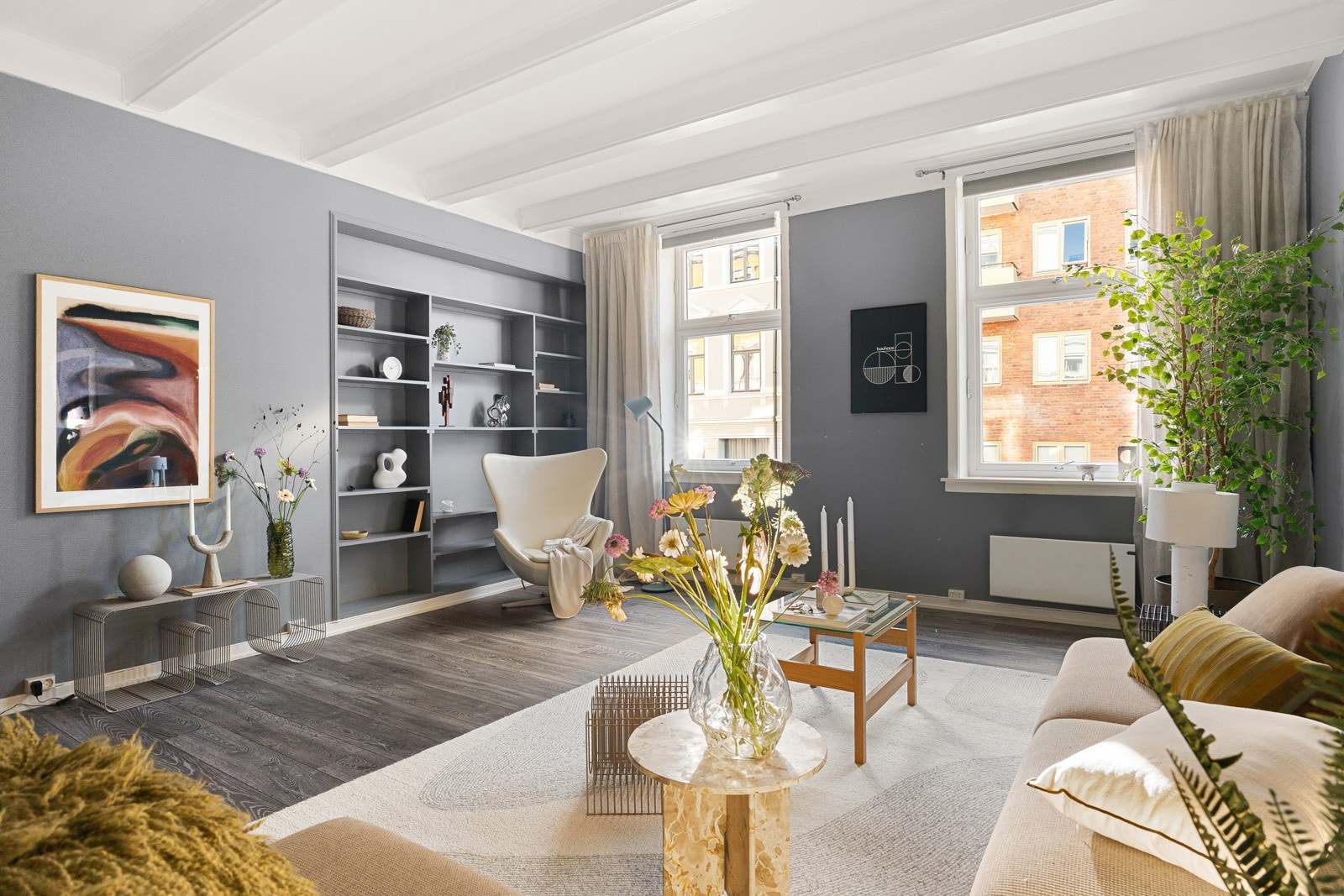 Innbydende og romslig stue med god plass til sofagruppe, spisebord og annet ønsket møblement. Galleribilde