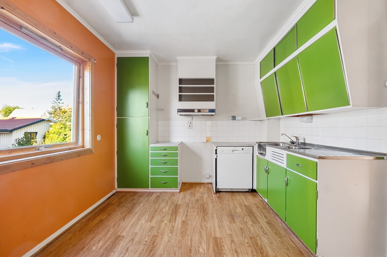 Det er opplegg for vaskemaskin (denne medfølger) og plass til frittstående komfyr og kjøleskap Galleribilde