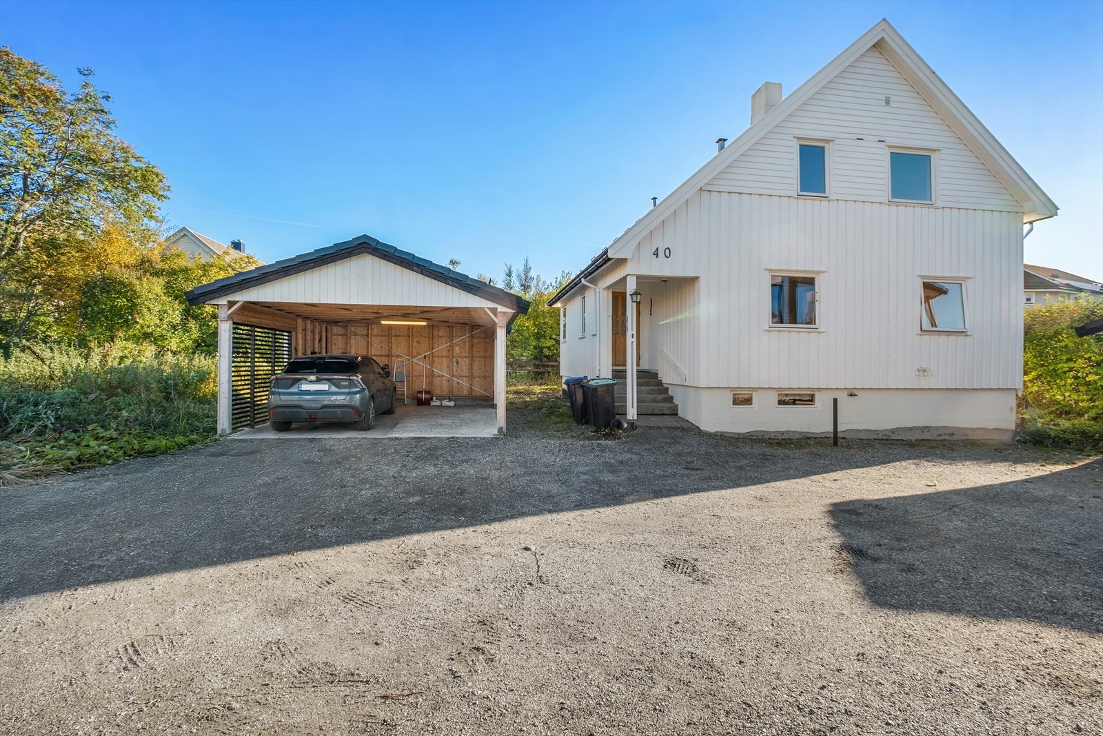 Dobbel carport fra 2022, hvor nevnte seksjon disponerer en parkeringplass Galleribilde