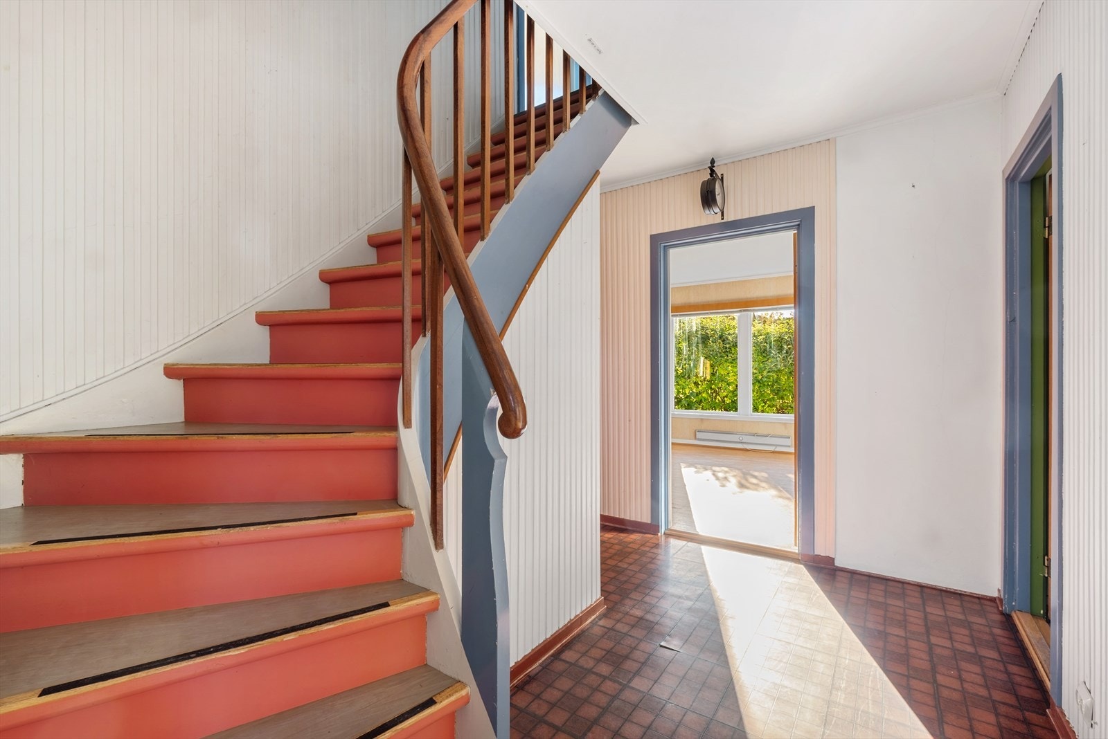 Videre kommer du inn i trappegangen, hvor det er trappeløp i begge retninger - Herfra har du også tilgang til kjøkkenet og stuen Galleribilde
