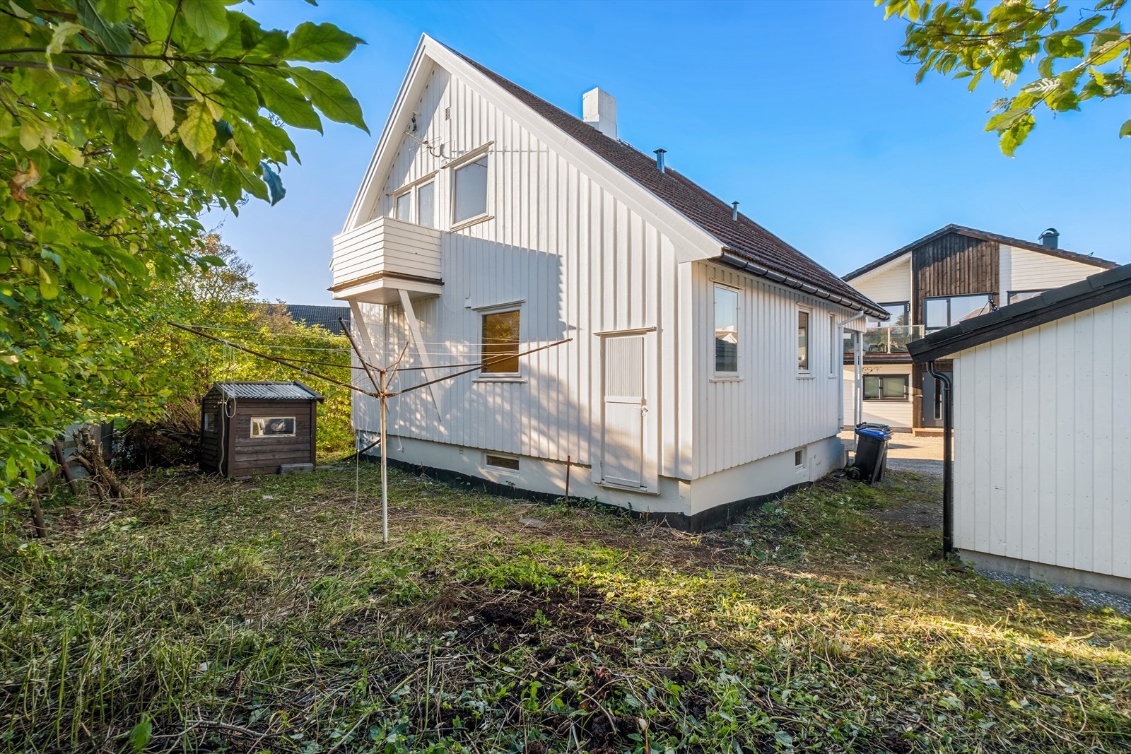 Det er felles tomt for sameiet, men hvor hver seksjon har naturlig bruk av hvert sitt uteområde Galleribilde